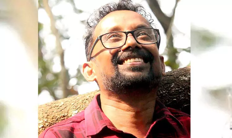 അ​ഭാ​വ​ത്തി​ൽ അ​നു​ഭ​വ​മാ​വു​ന്ന ക​വി​ത