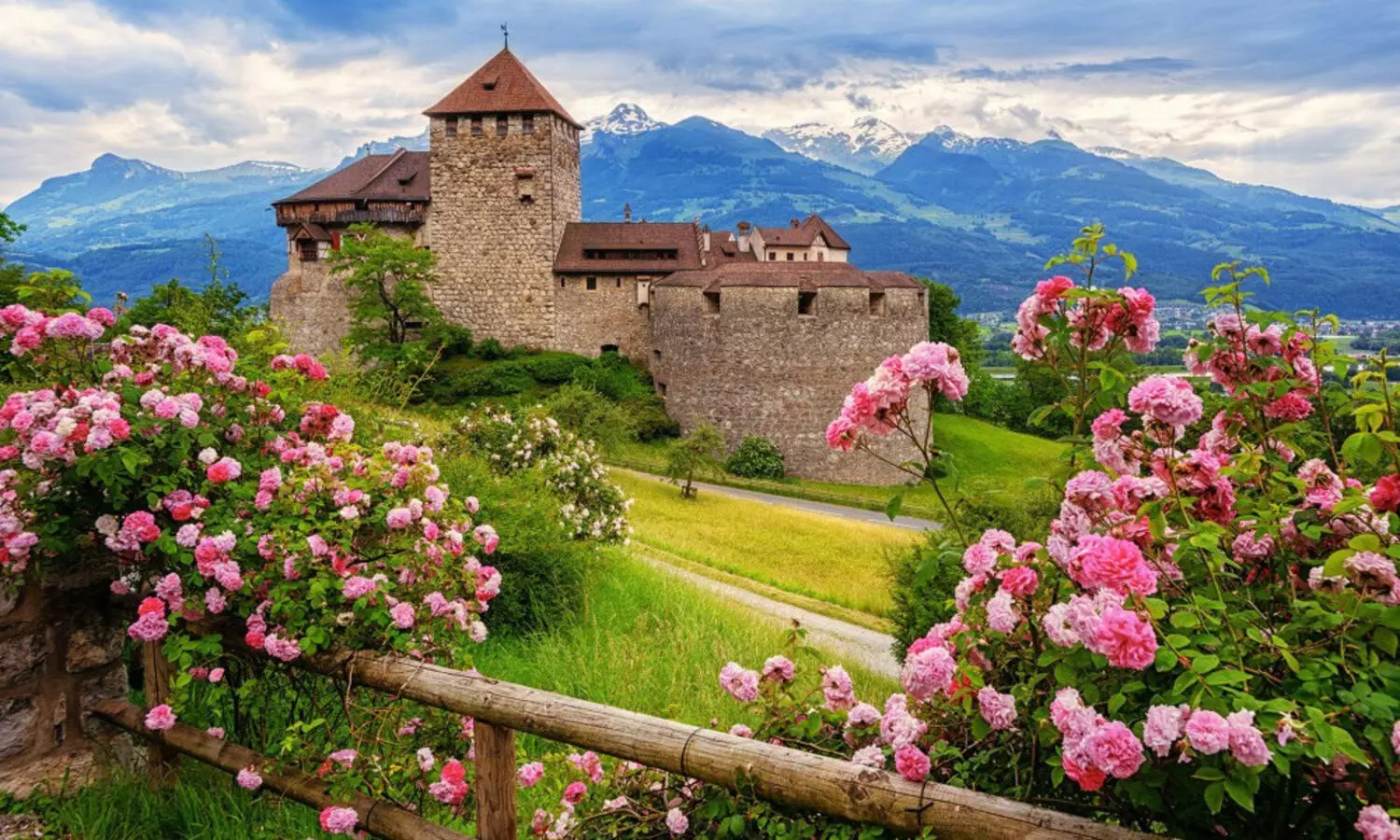 ‘ലീ​ഷി​ൻ​സ്റ്റെ​ൻ’ -പൂ​ക്ക​ളും പ​ഴ​ങ്ങ​ളും നി​റ​ഞ്ഞ യൂറോപിലെ കൊച്ചുരാജ്യം -സനിൽ പി. തോമസ് എഴുതുന്ന യാത്രാനുഭവം