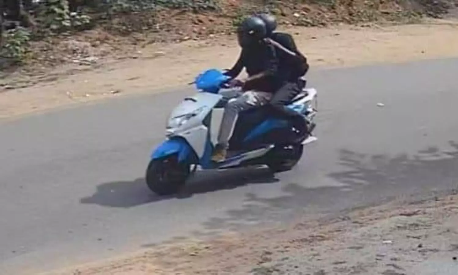 പട്ടാപകൽ പമ്പ് മാനേജരിൽ നിന്നും രണ്ടര ലക്ഷം രൂപ കവർന്നു