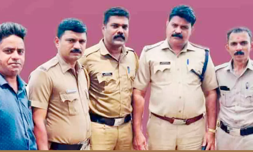 പഴം വാങ്ങാൻ കടയിൽ കയറി, ജീവൻ തിരികെ പിടിച്ച് പൊലീസുകാർ പഴം വാങ്ങാൻ കടയിൽ കയറി, ജീവൻ തിരികെ പിടിച്ച് പൊലീസുകാർ