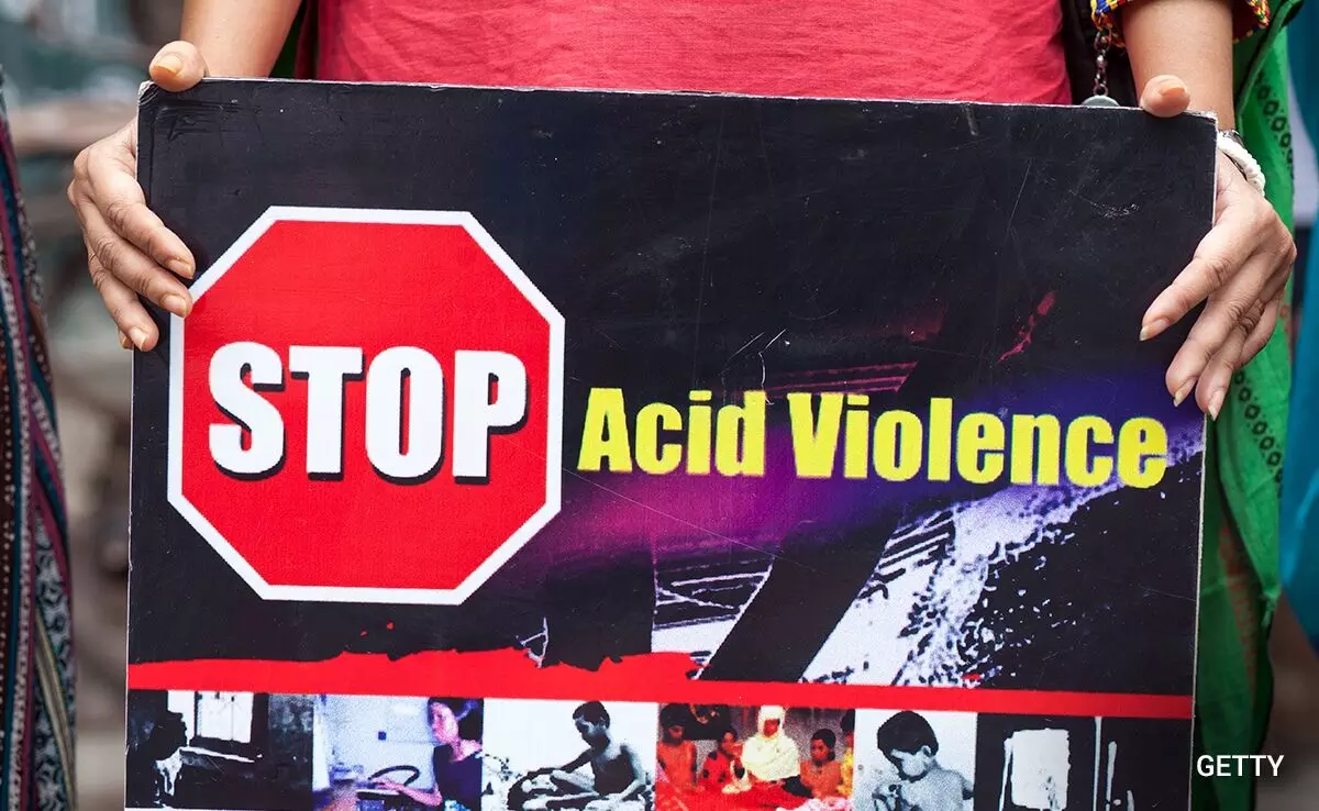 ഡൽഹിയിൽ വഴിയോര കച്ചവടക്കാരിക്കും കുട്ടിക്കും ആസിഡ് ആക്രമണത്തിൽ പരിക്ക് ഡൽഹിയിൽ വഴിയോര കച്ചവടക്കാരിക്കും കുട്ടിക്കും ആസിഡ് ആക്രമണത്തിൽ പരിക്ക്