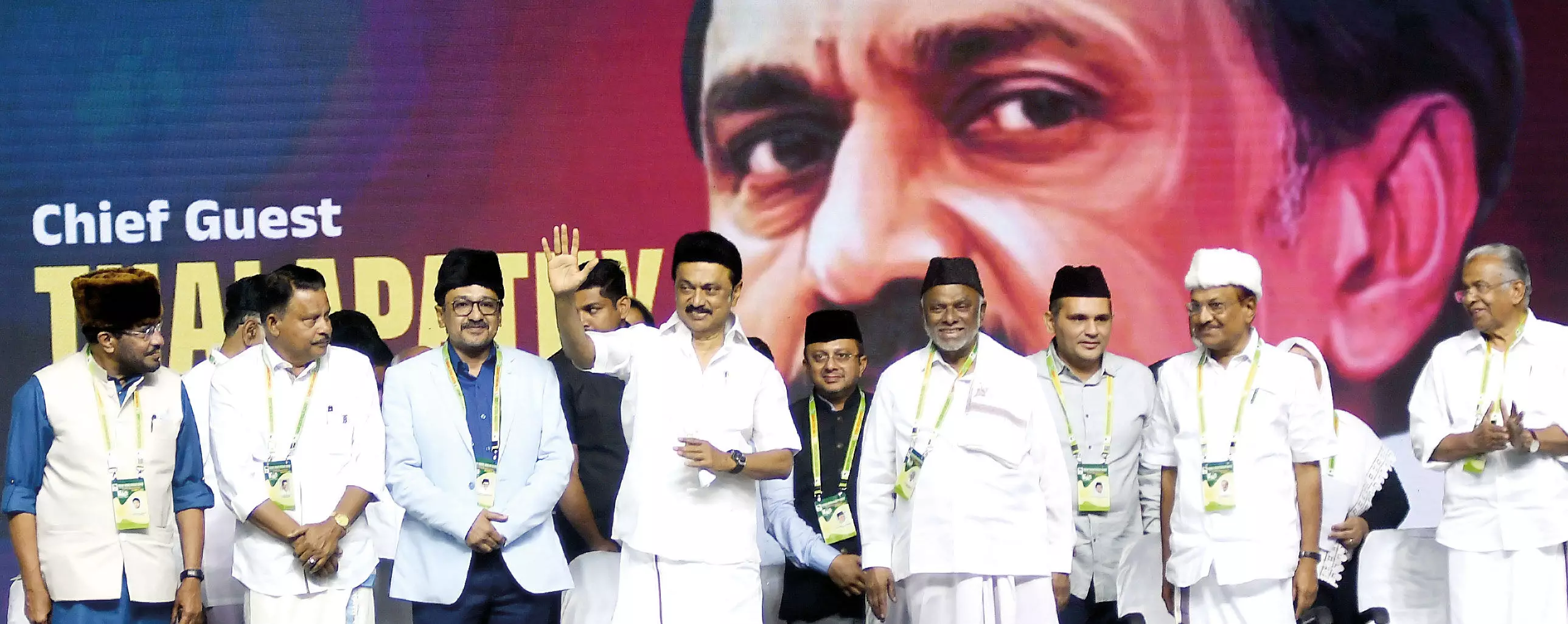 ചെന്നൈയിൽ നടന്ന മുസ്ലിംലീഗ് 75ാം വാർഷിക സമ്മേളന വേദിയിൽ തമിഴ്നാട് മുഖ്യമന്ത്രി എം.കെ. സ്റ്റാലിനൊപ്പം മുസ്ലിം ലീഗ് നേതാക്കളായ എം.പി. അബ്ദുസ്സമദ് സമദാനി, പി.വി. അബ്ദുൽ വഹാബ്, സാദിഖലി ശിഹാബ് തങ്ങൾ, അബ്ബാസലി ശിഹാബ് തങ്ങൾ, അഖിേലന്ത്യ അധ്യക്ഷൻ ഖാദർ മൊയ്തീൻ, മുനവ്വറലി ശിഹാബ് തങ്ങൾ, പി.കെ. കുഞ്ഞാലിക്കുട്ടി, ഇ.ടി. മുഹമ്മദ് ബഷീർ എന്നിവർ ചെന്നൈയിൽ നടന്ന മുസ്ലിംലീഗ് 75ാം വാർഷിക സമ്മേളന വേദിയിൽ തമിഴ്നാട് മുഖ്യമന്ത്രി എം.കെ. സ്റ്റാലിനൊപ്പം മുസ്ലിം ലീഗ് നേതാക്കളായ എം.പി. അബ്ദുസ്സമദ് സമദാനി, പി.വി. അബ്ദുൽ വഹാബ്, സാദിഖലി ശിഹാബ് തങ്ങൾ, അബ്ബാസലി ശിഹാബ് തങ്ങൾ, അഖിേലന്ത്യ അധ്യക്ഷൻ ഖാദർ മൊയ്തീൻ, മുനവ്വറലി ശിഹാബ് തങ്ങൾ, പി.കെ. കുഞ്ഞാലിക്കുട്ടി, ഇ.ടി. മുഹമ്മദ് ബഷീർ എന്നിവർ