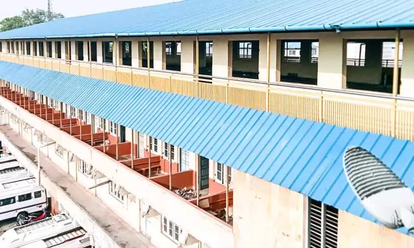 തിരുനക്കര ബസ്സ്റ്റാൻഡ് കെട്ടിടം മോഷ്ടാക്കളുടെ താവളം; ജനാലയും വാതിലുകളും മോഷണം പോയി തിരുനക്കര ബസ്സ്റ്റാൻഡ് കെട്ടിടം മോഷ്ടാക്കളുടെ താവളം; ജനാലയും വാതിലുകളും മോഷണം പോയി