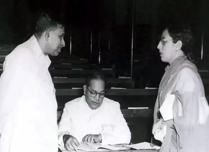 ബി.ആർ. അംബേദ്കർ, എസ്.എൻ. മുഖർജി എന്നിവർക്കൊപ്പം ബീഗം ഐസാജ് റസൂൽ