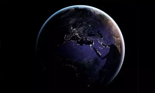 നീലരാവിൽ ഉതിർന്നുവീണ സ്വർണത്തരികൾ; തിളങ്ങുന്ന ഭൂമിയുടെ ചിത്രം പുറത്തുവിട്ട് നാസ നീലരാവിൽ ഉതിർന്നുവീണ സ്വർണത്തരികൾ; തിളങ്ങുന്ന ഭൂമിയുടെ ചിത്രം പുറത്തുവിട്ട് നാസ