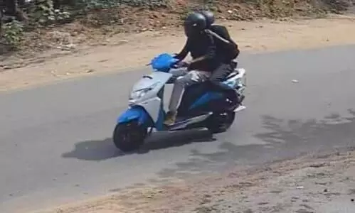 പട്ടാപകൽ പമ്പ് മാനേജരിൽ നിന്നും രണ്ടര ലക്ഷം രൂപ കവർന്നു