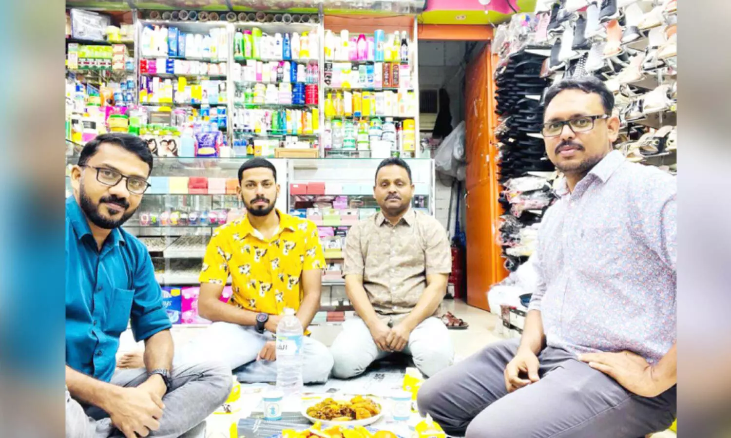 മ​ത്ര​യി​ൽ ക​ട​ക​ളി​ല്‍ ഇ​ഫ്താ​റൊ​രു​ക്കി ക​ച്ച​വ​ട​ക്കാ​ർ