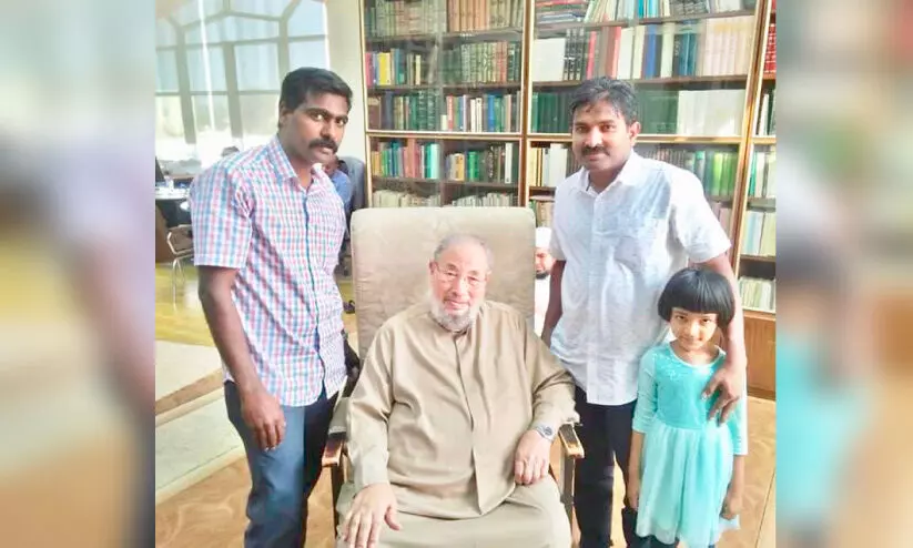 പ​ണ്ഡി​ത വെ​ളി​ച്ചം അ​ണ​ഞ്ഞു​പോ​യ ഓ​ഫി​സ് മു​റി