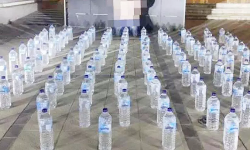 മദ്യവുമായി പ്രവാസി പിടിയിൽ മദ്യവുമായി പ്രവാസി പിടിയിൽ