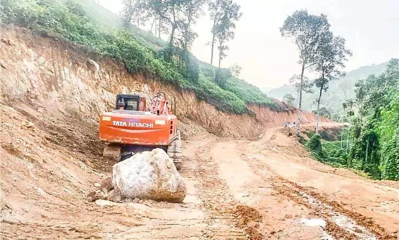 പരിസ്ഥിതിയെ തകിടം മറിച്ച് മണ്ണെടുപ്പ് തകൃതി; ഇടപെടാതെ പത്തനംതിട്ട നഗരസഭ ഭരണസമിതി പരിസ്ഥിതിയെ തകിടം മറിച്ച് മണ്ണെടുപ്പ് തകൃതി; ഇടപെടാതെ പത്തനംതിട്ട നഗരസഭ ഭരണസമിതി