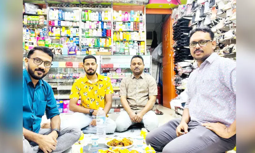 മത്രയിൽ കടകളില് ഇഫ്താറൊരുക്കി കച്ചവടക്കാർ മത്രയിൽ കടകളില് ഇഫ്താറൊരുക്കി കച്ചവടക്കാർ