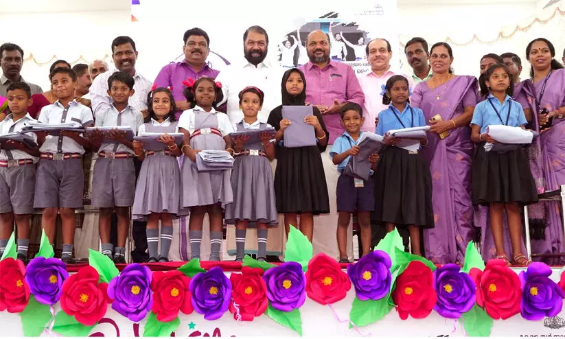 9,32 ലക്ഷം വിദ്യാർഥികള്ക്ക് സ്കൂള് തുറക്കും മുന്പ് സൗജന്യ യൂനിഫോം വിതരണം ചെയ്യുമെന്ന് വി. ശിവന്കുട്ടി 9,32 ലക്ഷം വിദ്യാർഥികള്ക്ക് സ്കൂള് തുറക്കും മുന്പ് സൗജന്യ യൂനിഫോം വിതരണം ചെയ്യുമെന്ന് വി. ശിവന്കുട്ടി