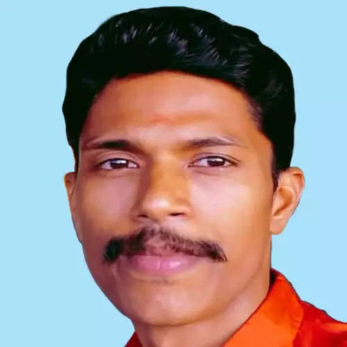 ബൈ​ക്ക​പ​ക​ട​ത്തി​ൽ യു​വാ​വ് മ​രി​ച്ചു