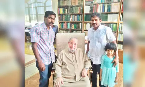 പ​ണ്ഡി​ത വെ​ളി​ച്ചം അ​ണ​ഞ്ഞു​പോ​യ ഓ​ഫി​സ് മു​റി