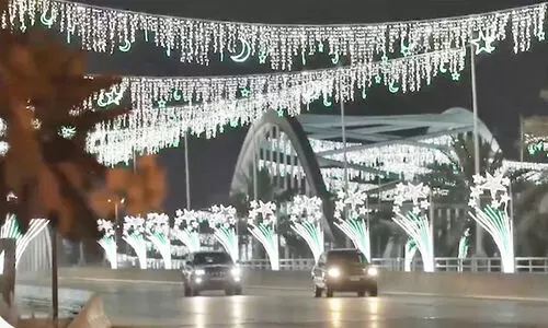 റ​മ​ദാ​നെ വ​ര​വേ​റ്റ് പ്ര​കാ​ശ​പൂ​രി​ത​മാ​യി അ​ബൂ​ദ​ബി​യി​ലെ തെ​രു​വു​ക​ള്‍