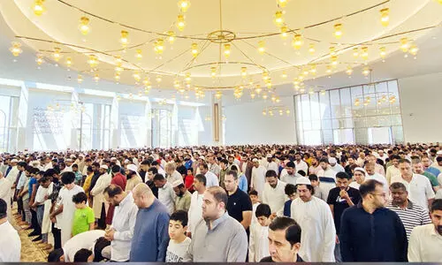 ആദ്യവെള്ളിയിൽ നിറഞ്ഞുകവിഞ്ഞ്​ പള്ളികൾ