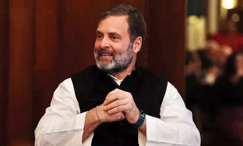 അയാളെ നിങ്ങൾ ഭയന്നുതുടങ്ങിയിരിക്കുന്നു അയാളെ നിങ്ങൾ ഭയന്നുതുടങ്ങിയിരിക്കുന്നു