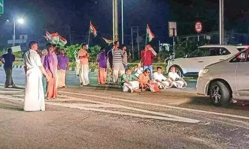 യൂത്ത് കോൺഗ്രസ് ദേശീയ പാത ഉപരോധിച്ചു