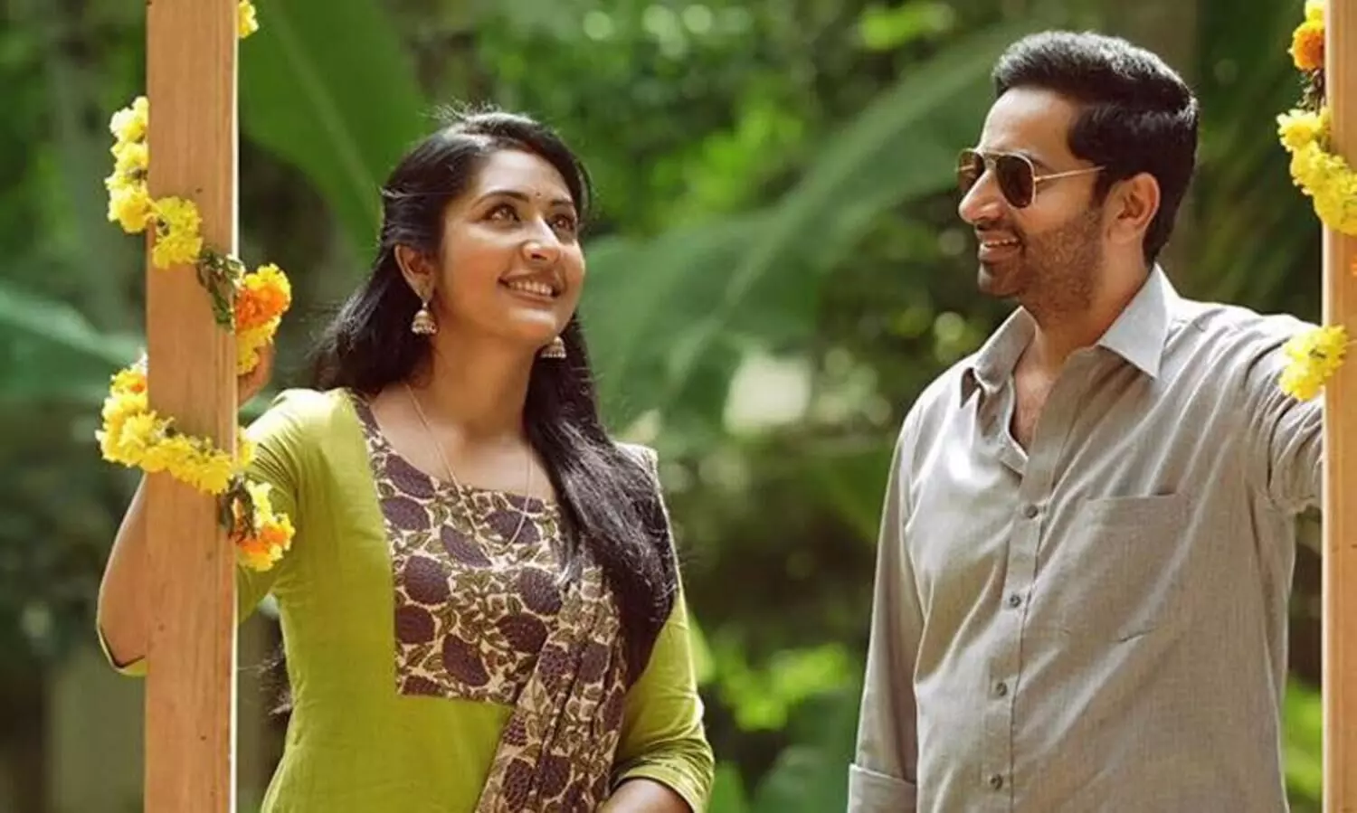 കാർമുകിൽ വർണ്ണന്റെ ചുണ്ടിൽ... പാട്ടും പാടി നവ്യ നായർ;  പൊട്ടിച്ചിരിപ്പിച്ച് ജാനകി ജാനേ ടീസർ