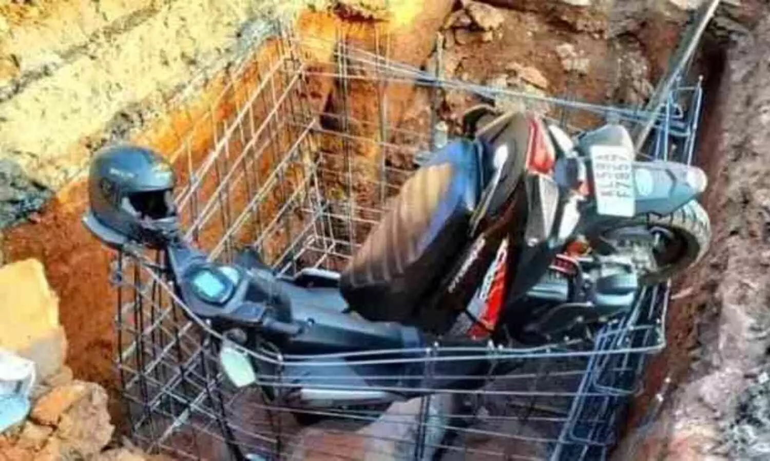 കുടിവെള്ള പദ്ധതിക്കായി എടുത്ത കുഴിയിൽ സ്കൂട്ടർ വീണ് അപകടം