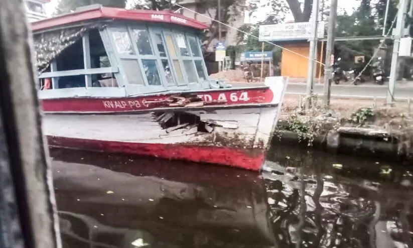 സ്​​പീ​ഡ്​ ബോ​ട്ടി​ടി​ച്ച്​ പ​ല​ക ത​ക​ർ​ന്ന യാ​​ത്ര​ ബോ​ട്ട്​