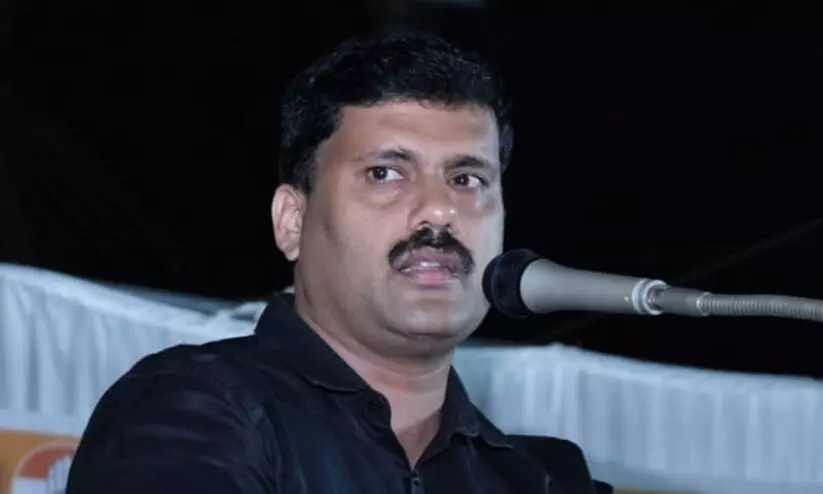 ആഭ്യന്തര വകുപ്പ് ഭരിക്കുന്നത് വത്സൻ തില്ലങ്കേരിയോ?; ആയിരം മടങ്ങ് ശക്തിയിൽ സംഘികൾക്കെതിരെ പ്രതികരിക്കും -റിജിൽ