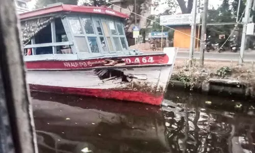 സ്​​പീ​ഡ്​ ബോ​ട്ടി​ടി​ച്ച്​ പ​ല​ക ത​ക​ർ​ന്ന യാ​​ത്ര​ ബോ​ട്ട്​