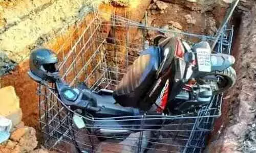 കുടിവെള്ള പദ്ധതിക്കായി എടുത്ത കുഴിയിൽ സ്കൂട്ടർ വീണ് അപകടം