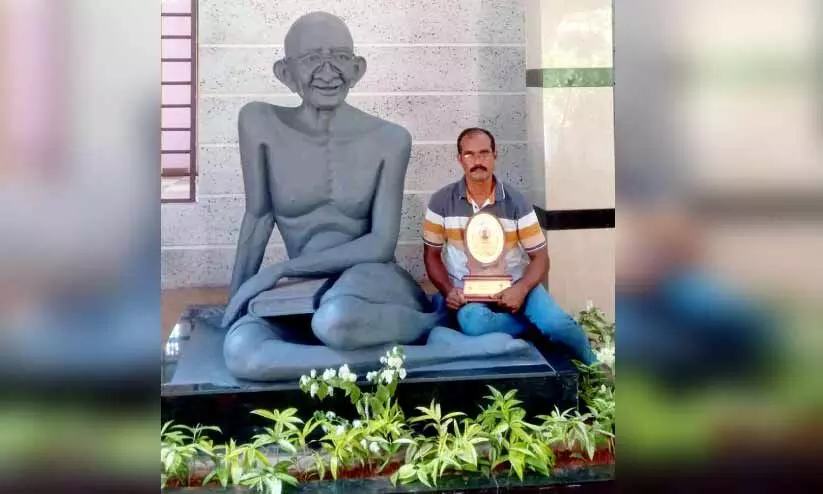 മ​ഹാ​ത്മാ​ഗാ​ന്ധി​യു​ടെ പ്ര​തി​മ​ക​ൾ തീ​ർ​ത്ത് ബൈ​ജു