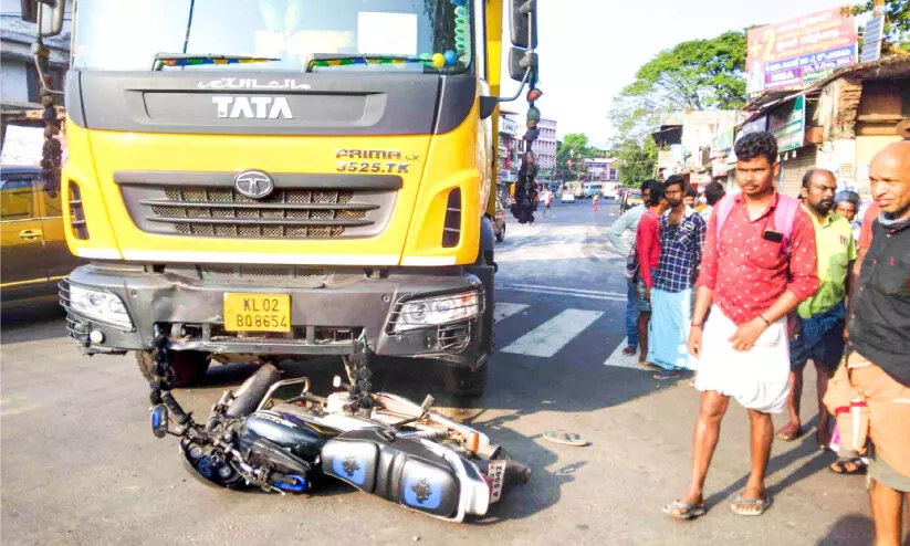 ടിപ്പറും ബൈക്കും കൂട്ടിയിടിച്ച് ബൈക്ക് യാത്രികന് പരിക്ക്
