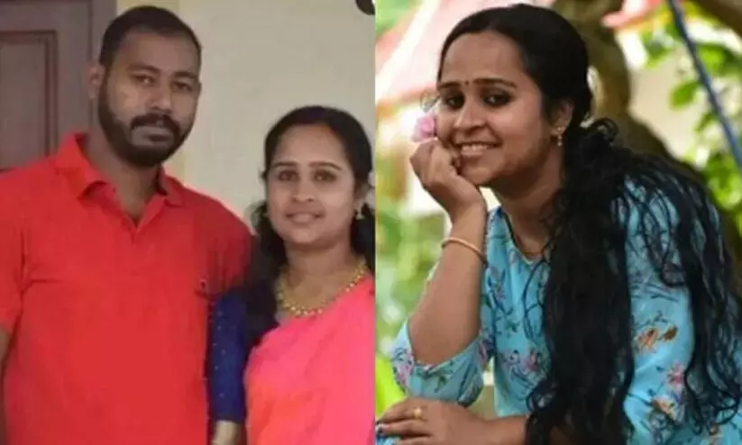 അനുമോളുടെ കൊലപാതകം: പ്രതിയെ പിടികൂടിയത് സാഹസികമായി അനുമോളുടെ കൊലപാതകം: പ്രതിയെ പിടികൂടിയത് സാഹസികമായി