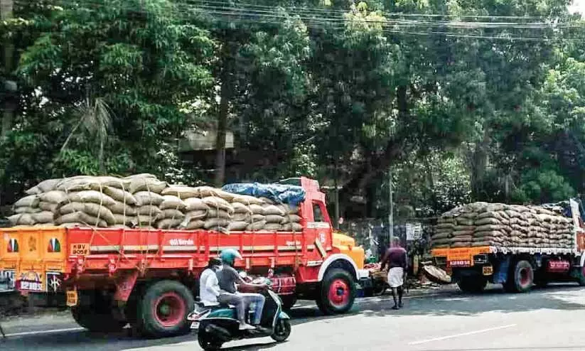 അരി ഇറക്കാതെ ലോറികൾ മണിക്കൂറുകളോളം പാതയോരത്ത്