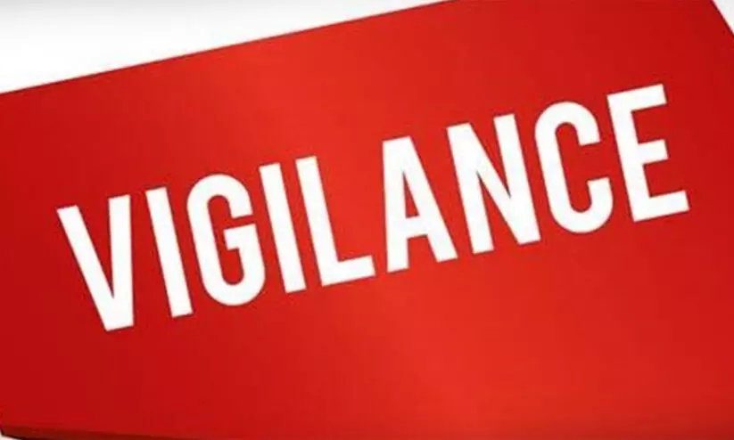 കൈക്കൂലി വാങ്ങുന്നതിന്നിടയിൽ സ്പെഷ്യൽ വില്ലേജ് ഓഫീസർ വിജിലൻസ് പിടിയിൽ കൈക്കൂലി വാങ്ങുന്നതിന്നിടയിൽ സ്പെഷ്യൽ വില്ലേജ് ഓഫീസർ വിജിലൻസ് പിടിയിൽ
