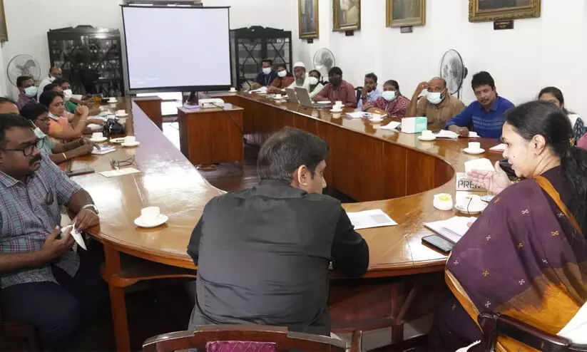 ബ്രഹ്മപുരത്ത് ആരോഗ്യ സേവനങ്ങള് തുടരുമെന്ന് വീണ ജോര്ജ് ബ്രഹ്മപുരത്ത് ആരോഗ്യ സേവനങ്ങള് തുടരുമെന്ന് വീണ ജോര്ജ്