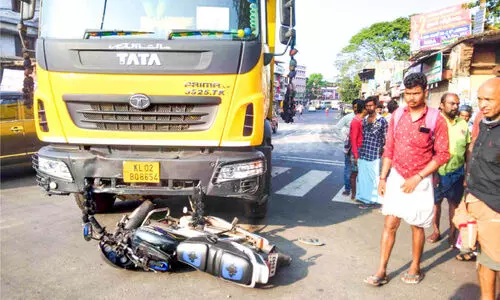 ടിപ്പറും ബൈക്കും കൂട്ടിയിടിച്ച് ബൈക്ക് യാത്രികന് പരിക്ക്