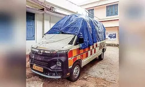 ‘നിലവിളി’ ശബ്ദം ഉയരാതെ; ആം​ബു​ല​ൻ​സി​നാ​യി   ആ​ദി​വാ​സി​ക​ളു​ടെ നി​ല​വി​ളി