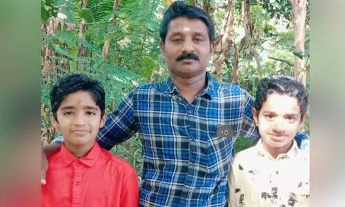 അച്ഛന്റെ ഭക്ഷണപ്പൊതിക്ക് കാത്തുനില്ക്കാതെ അവര് യാത്രയായി അച്ഛന്റെ ഭക്ഷണപ്പൊതിക്ക് കാത്തുനില്ക്കാതെ അവര് യാത്രയായി