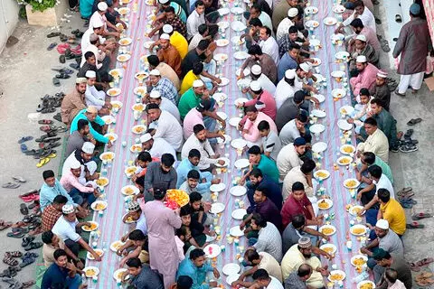 ഒരുമയുടെ മധുരം പകര്ന്ന് ഷാവര്ജിയുടെ സമൂഹ ഇഫ്താറിന് തുടക്കം ഒരുമയുടെ മധുരം പകര്ന്ന് ഷാവര്ജിയുടെ സമൂഹ ഇഫ്താറിന് തുടക്കം