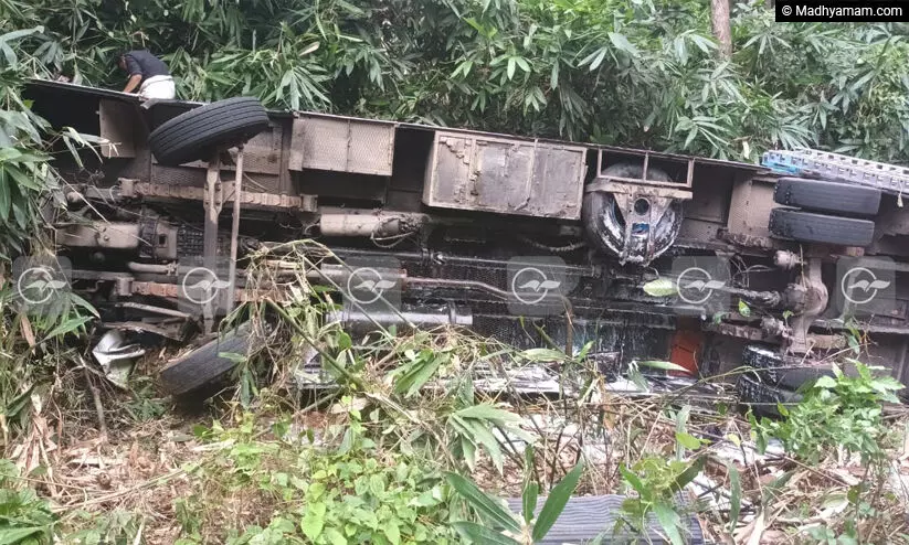 ശബരിമല തീർത്ഥാടകർ സഞ്ചരിച്ച ബസ് കൊക്കയിലേക്ക് മറിഞ്ഞു