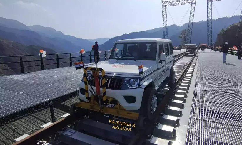 ലോകത്തിലെ ഏറ്റവും ഉയരം കൂടിയ റെയിൽവേ പാലത്തിലൂടെ ഓടുന്ന മഹീന്ദ്ര ബൊലേറോ- വിഡിയോ