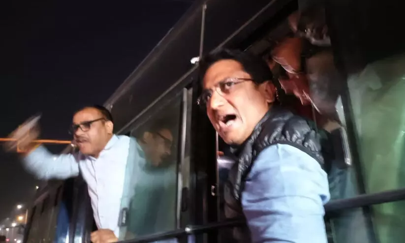 ചെങ്കോട്ടയിൽ കോൺഗ്രസ് പ്രതിഷേധം വിലക്കി ഡൽഹി പൊലീസ്; മുതിർന്ന നേതാക്കളടക്കം കസ്റ്റഡിയിൽ