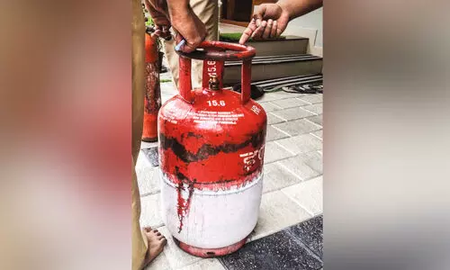 ശ​ശി​കു​മാ​റി​ന്റെ വീ​ട്ടി​ലെ ചോ​ർ​ന്ന ഗ്യാ​സ് സി​ലി​ണ്ട​ർ