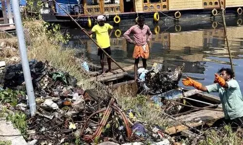 പിഴയിട്ടതിനു പിന്നാലെ അഷ്ടമുടിയിൽ ശുചീകരണയജ്ഞം
