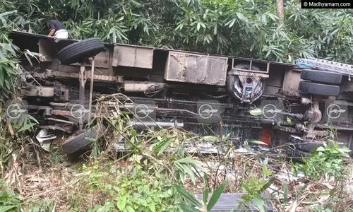 ശബരിമല തീർത്ഥാടകർ സഞ്ചരിച്ച ബസ് കൊക്കയിലേക്ക് മറിഞ്ഞു ശബരിമല തീർത്ഥാടകർ സഞ്ചരിച്ച ബസ് കൊക്കയിലേക്ക് മറിഞ്ഞു