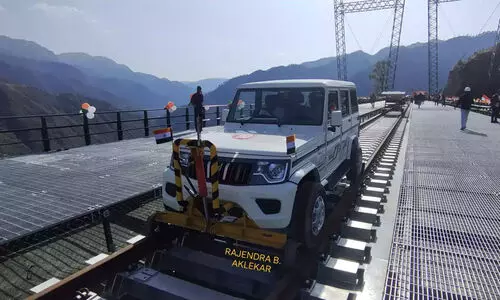 ലോകത്തിലെ ഏറ്റവും ഉയരം കൂടിയ റെയിൽവേ പാലത്തിലൂടെ ഓടുന്ന മഹീന്ദ്ര ബൊലേറോ- വിഡിയോ