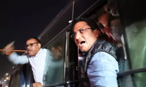 ചെങ്കോട്ടയിൽ കോൺഗ്രസ് പ്രതിഷേധം വിലക്കി ഡൽഹി പൊലീസ്; മുതിർന്ന നേതാക്കളടക്കം കസ്റ്റഡിയിൽ