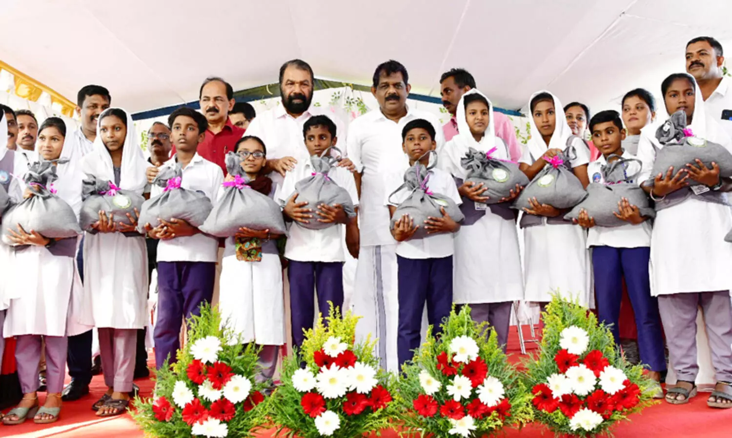 28 ലക്ഷത്തിൽ പരം വിദ്യാർഥികൾക്ക് അഞ്ച് കിലോ അരി