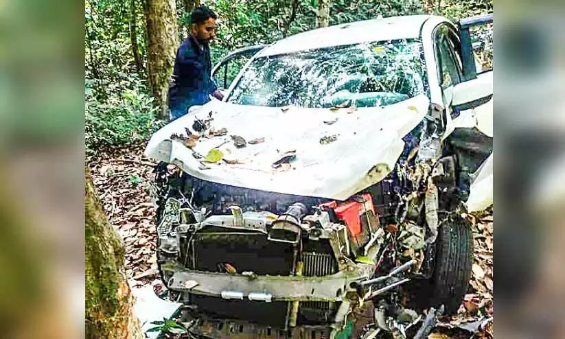 കാർ മറിഞ്ഞ് രണ്ടുപേർക്ക് പരിക്ക് കാർ മറിഞ്ഞ് രണ്ടുപേർക്ക് പരിക്ക്