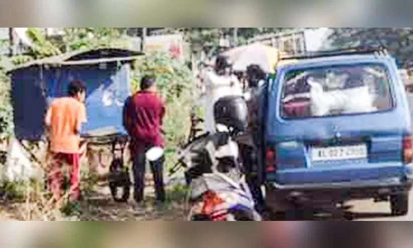 ജി 20 സമ്മേളനം: വഴിയോരക്കച്ചവടക്കാരെ ഒഴിപ്പിക്കുന്നു ജി 20 സമ്മേളനം: വഴിയോരക്കച്ചവടക്കാരെ ഒഴിപ്പിക്കുന്നു