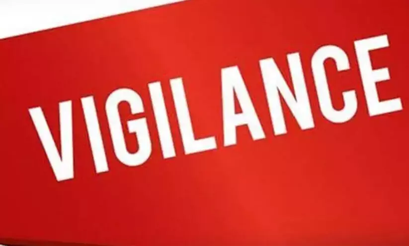 കൈക്കൂലി വാങ്ങുന്നതിനിടെ പഞ്ചായത്ത് ഓവർസിയർ വിജിലൻസ് പിടിയിൽ കൈക്കൂലി വാങ്ങുന്നതിനിടെ പഞ്ചായത്ത് ഓവർസിയർ വിജിലൻസ് പിടിയിൽ